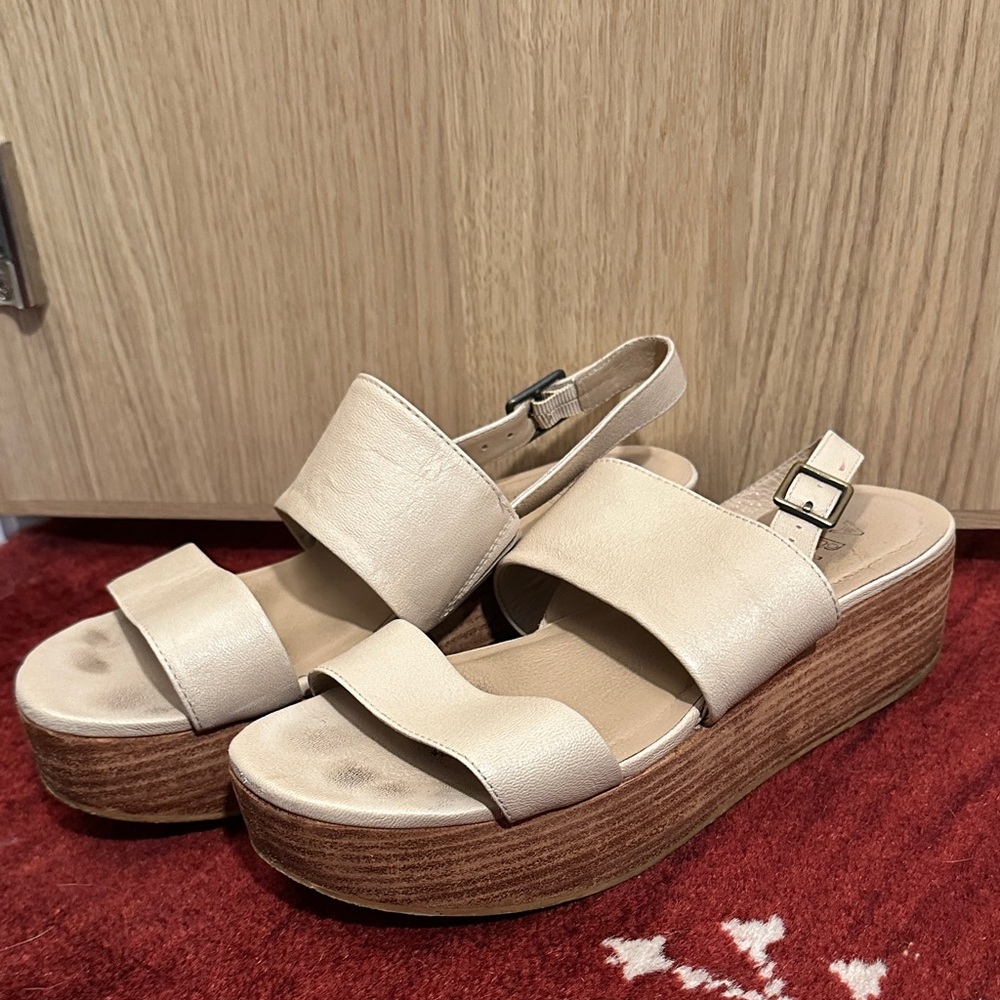 Able Cream Platform Sandals